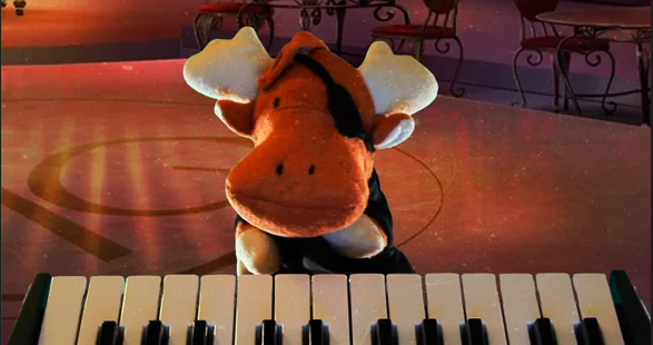 Títere de alce tocando el teclado